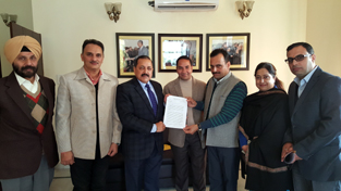 Union Minister Dr Jitendra Singh receiving a memorandum regarding University Campus at Patnitop from a delegation of senior faculty members from University of Jammu on Sunday.