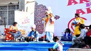 A folk artist performing in ‘Art For All’ at Bagh-e-Bahu in Jammu.