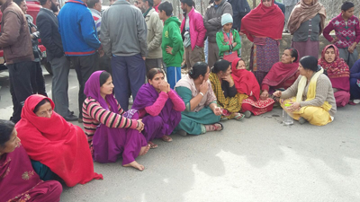 People of Bhera Bhatta blocking Sarkoot Chowk in Kishtwar. — Excelsior/Tilak Raj