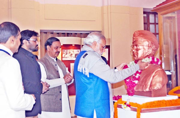 Prime Minister Narendra Modi paying floral tributes to Netaji Subhash Chandra Bose in New Delhi on Saturday. (UNI)