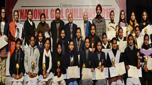 Young achievers alongwith Chief Secretary and other officers posing for a group photograph.