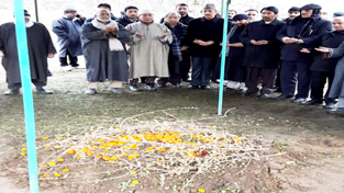 Leader of Oppn in RS, Ghulam Nabi Azad, PCC chief G A Mir and others offering prayer at graveyard of Mufti Mohd Sayeed at Bijbehara on Friday.
