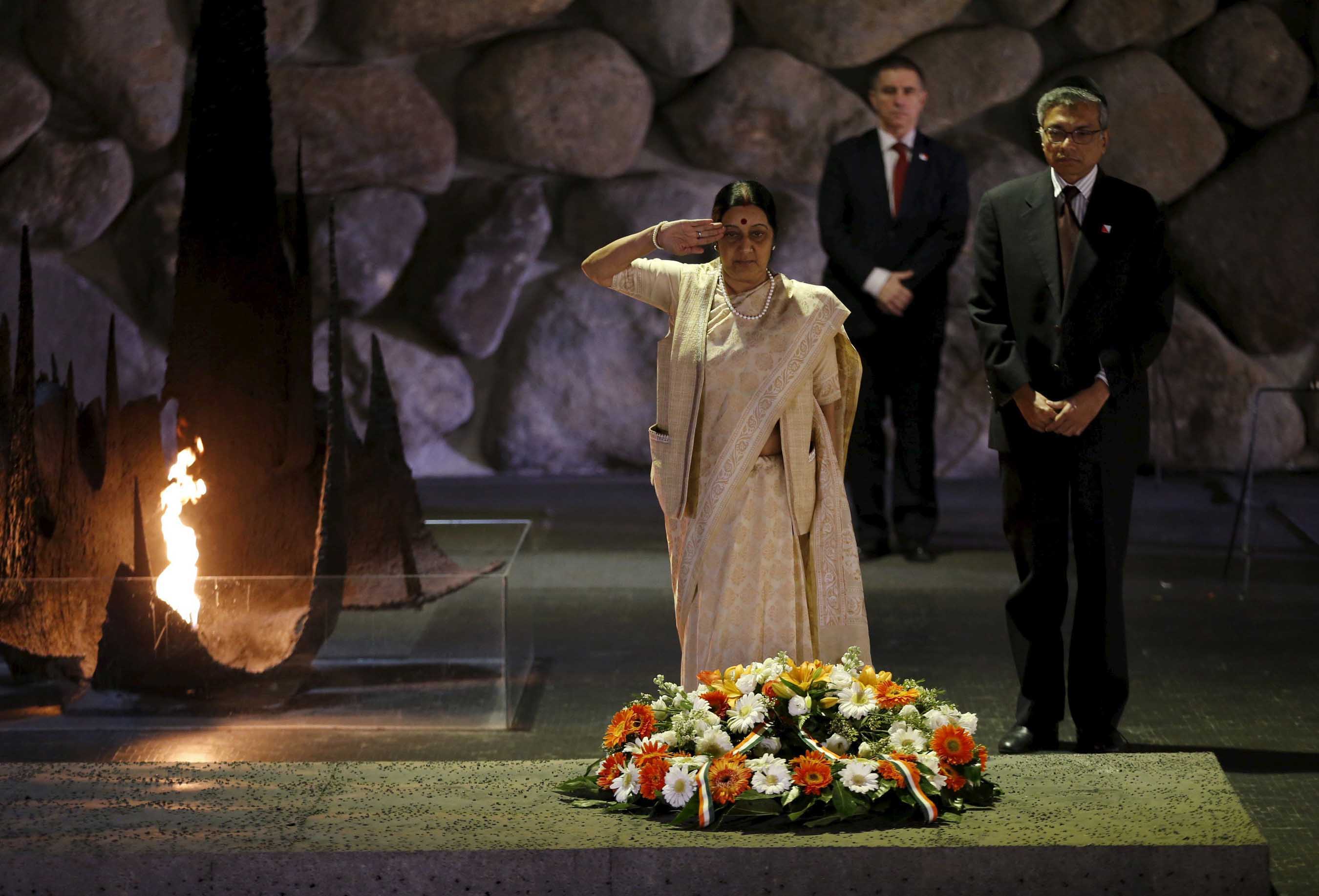 Indian Foreign Minister Sushma Swaraj observes a moment of silence after laying a wreath with Indian ambassador to Israel, Jaideep Sarkar , during a ceremony in the Hall of Remembrance at Yad Vashem Holocaust Memorial in Jerusalem January 18, 2016. (UNI)