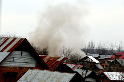 Smoke billows out of a house, where three militants were killed at Hajan, Bandipora on Thursday. —Excelsior/Aabid Nabi