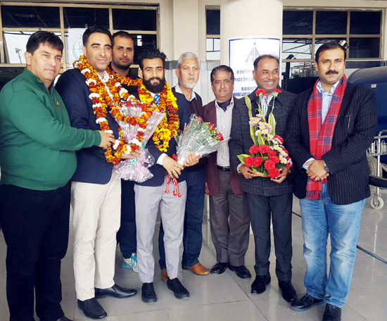 Surya Bhanu Pratap and Kuldeep Handoo being accorded heroic welcome by the dignitaries at Jammu Airport on Friday.