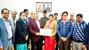 Union Minister Dr Jitendra Singh receiving a dividend cheque on behalf of DoPT from a delegation of Board of Directors of “Kendriya Bhandar” at North Block, New Delhi on Monday.