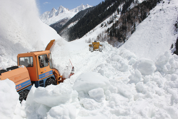BRO clearing snow from Zojila.
