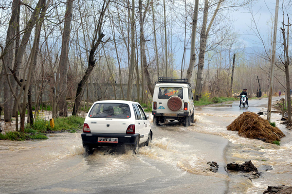 Water-logged Pulwama-awantipora Road At Koil Due To Three Days Of Rains 