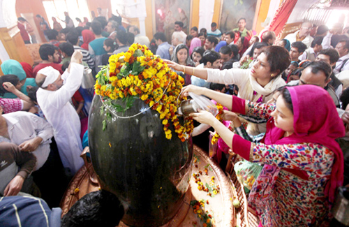 Devotees paying obeisance at Ranbireshwar Temple Jammu on the occasion of Maha Shivratri on Monday. — Excelsior/Rakesh