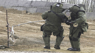 Members of Army Bomb Disposal Squad defusing an improvised explosive device (IED) planted near a fly over at Lasjan-Nowgam area of Srinagar, on Friday. —Excelsior Photo Members of Army Bomb Disposal Squad defusing an improvised explosive device (IED) planted near a fly over at Lasjan-Nowgam area of Srinagar, on Friday. —Excelsior Photo