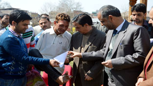 Para Cricket Captain of Jammu and Kashmir team being felicitated by District Development Commissioner Anantnag on Thursday. -Excelsior/ Sajad Dar