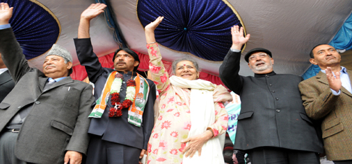 AICC (I) general secretary Ambika Soni at a party workers meeting in Srinagar on Monday. -Excelsior Photo
