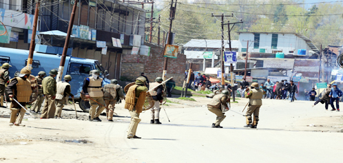 Clashes between protesters and security forces at Handwara on Wednesday.— Excelsior/Aabid Nabi