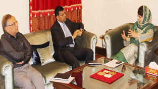 Chief Minister, Mehbooba Mufti in a meeting with RBI Governor Dr Raghuram Rajan at Jammu.