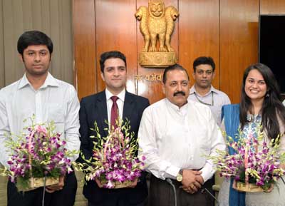 Union Minister Dr Jitendra Singh, flanked by Civil Service toppers Tina Dabi, Athar Aamir Ul Shafi Khan and Jasmeet Singh Sandhu, who called on him at his DoPT office in North Block, New Delhi on Wednesday.