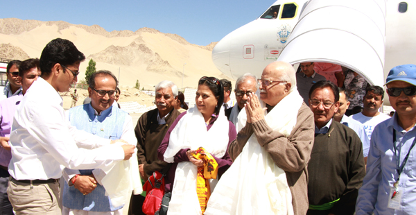 BJP veteran L K Advani being received at Leh by Deputy Chief Minister Dr Nirmal Singh and others on Thursday. —Excelsior/Stanzin