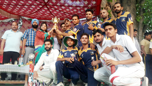SDM Akhnoor Sunaina Sharma presenting title trophy of 34th Vishav Bandhu Cricket Tourney to winning team at Akhnoor on Monday.