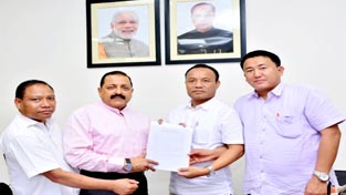 Union DoNER Minister Dr Jitendra Singh receiving a memorandum from a delegation of Manipur Councillors representing Autonomous District Councils (ADCs), at New Delhi.