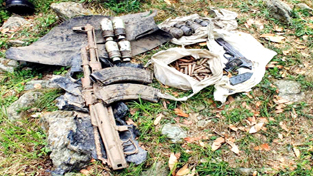 Arms and ammunition recovered by Army and police in Thanna Mandi, Rajouri on Saturday. —Excelsior/Bhat