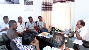 ITO Katra, Dharmender Gupta during a meeting with hoteliers and traders of Katra town.