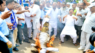 BSP leaders and workers burning effigy of Prime Minister during protest in Jammu on Friday. -Excelsior/Rakesh