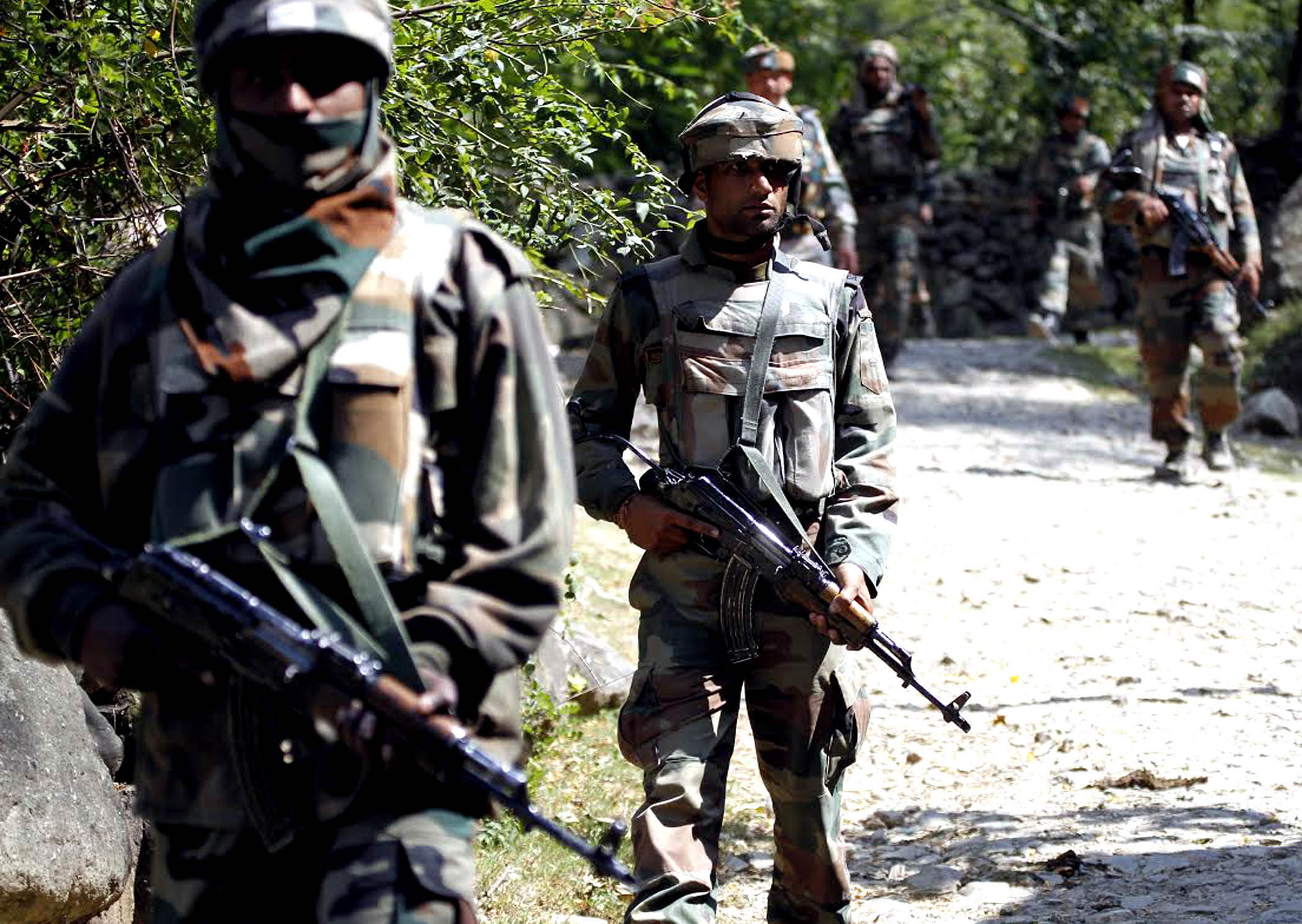 Additional troops rushing to the site of encounter at Chapran in North Kashmir's Bandipora district on Thursday. (UNI)