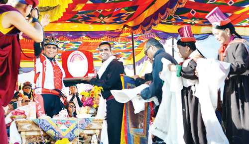 A dignitary presenting a memento to Gyalwang Drukpa Rinpoche, Head of Drukpa lineage, on reaching Leh. —Excelsior/Stanzin
