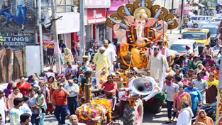 Devotees taking out a procession on Ganesh Chutardashi at Jammu on Thursday. — Excelsior/Rakesh