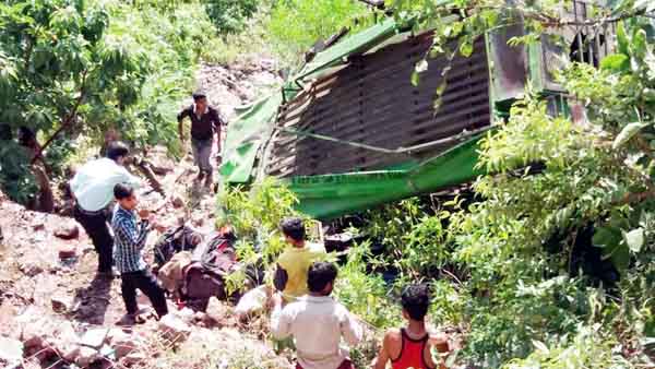 Wreckage of the minibus that rolled down into gorge near Barmeen causing death of 4 and injuries to 54 on Thursday.-Excelsior/ K Kumar Wreckage of the minibus that rolled down into gorge near Barmeen causing death of 4 and injuries to 54 on Thursday.-Excelsior/ K Kumar