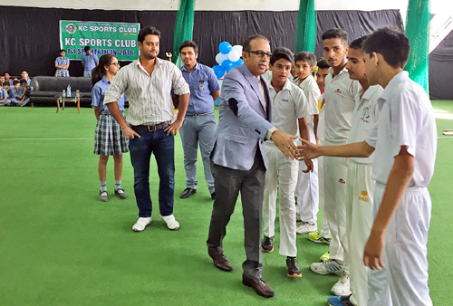 Principal, KC Public School, Amarendra Mishra interacting with players after inaugurating Inter School Sportathon.