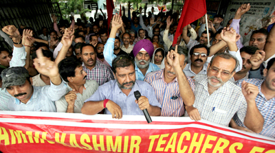 Members of Teachers Forum holding protest demonstration against violation of transfer norms. — Excelsior/Rakesh Members of Teachers Forum holding protest demonstration against violation of transfer norms. — Excelsior/Rakesh