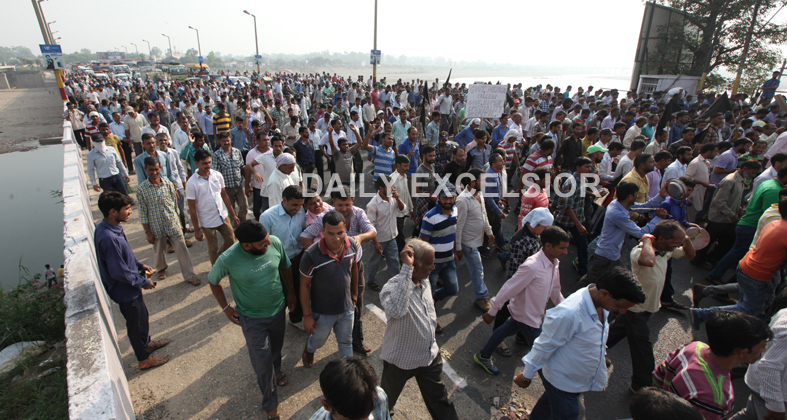 Tawi bridge blocked by All Departments casual need based workers union during a protest rally in Jammu. Excelsior/Rakesh