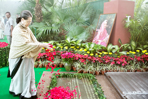 Congress President Sonia Gandhi paying floral tributes to former Prime Minister Indira Gandhi on the occasion of death anniversary at No 1, Akbar Road in New Delhi on Monday. (UNI)