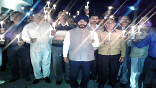 Congress workers taking out candle light march at Vijaypur on Wednesday. — Excelsior/Gautam