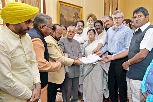 A delegation of MPs and leaders from different political parties led by West Bengal Chief Minister Mamata Banerjee, National Conference leader Omar Abdullah meeting President Pranab Mukherjee at Rashtrapati Bhavan, in New Delhi on Wednesday. (UNI)