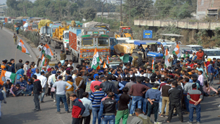 Cong workers blocking National Highway at Kathua on Thursday. —Excelsior/Magotra