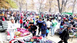 Shoppers’ rush for warm clothes at Sunday market in Srinagar. -Excelsior/Shakeel