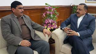 Labha Ram Gandhi, President,West Pakistan Refugee Action Committee, calling on Union Minister Dr Jitendra Singh, at New Delhi on Wednesday.