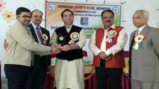 Minister of Transport presenting an award to a sportsman at Akhnoor on Sunday.
