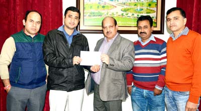 SKUAST-TAJ handing over a cheque to Dean Agriculture.