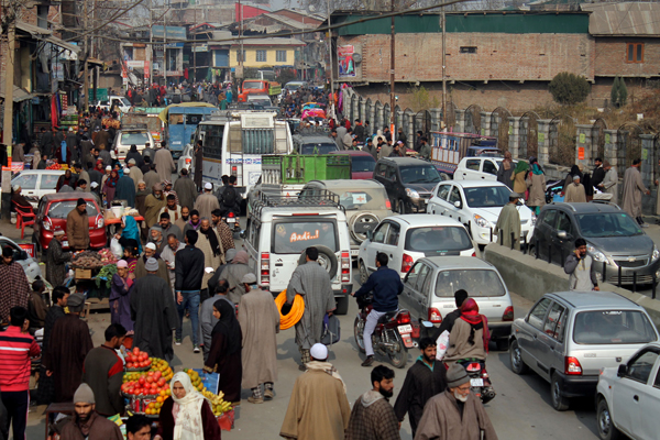 A view of traffic jam in Pulwama town. —Excelsior/Younis Khaliq