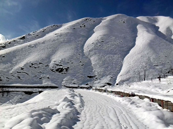 A vew of snow covered Srinagar-Jammu National Highway at Shaitan Nallah, near Banihal on Friday.(UNI)