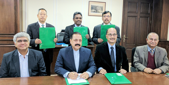 Union Minister Dr Jitendra Singh,flanked by Director,Tata Memorial Centre for Cancer, Mumbai Dr R.A. Badwe and Director, B. Borooah Cancer Institute, Guwahati Dr. A.C. Kataki, during the signing of a tripartite MoU, at New Delhi on Wednesday.