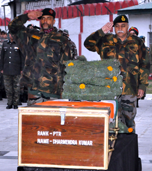 Army officers pay tributes to soldiers, who were killed in two separate gunfights in Kupwara district of North Kashmir on Wednesday. —Excelsior/Shakeel