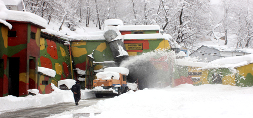 A snow clearance machine at work near Jawahar Tunnel on Friday. Another pic on page 4. —Excelsior/Younis Khaliq
