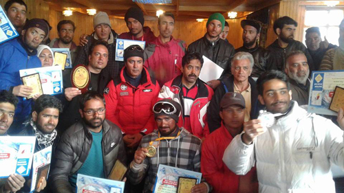 Skiers after attending Ski Course for Specially-abled at Gulmarg posing for a photograph alongwith dignitaries.