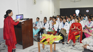 A senior physiotherapist addressing the students of physiotherapy during a workshop at Amandeep Hospital, Amritsar.