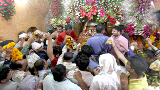 Rush of devotees at Bawe Wali Mata temple in Bahu Fort on the first Navratra. —Excelsior/Rakesh