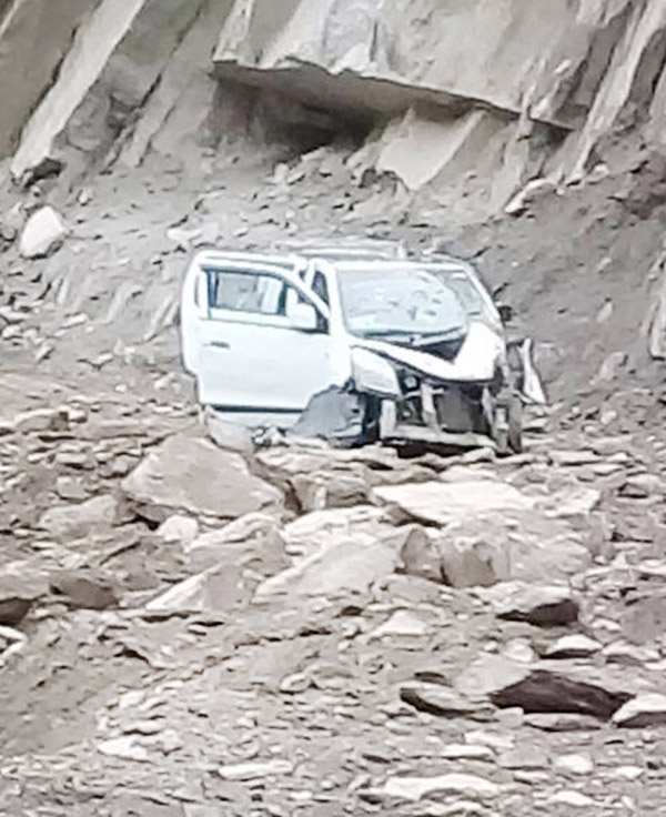 The vehicle, which was hit by boulder at Kuligad area in district Kishtwar on Saturday. -Excelsior/ Tilak Raj