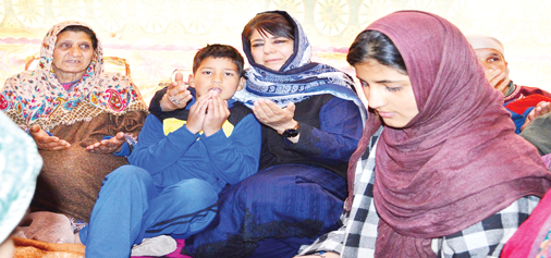 Chief Minister Mehbooba Mufti offers prayers at the residence of police martyr in Kulgam on Wednesday. —Excelsior/Younis Khaliq